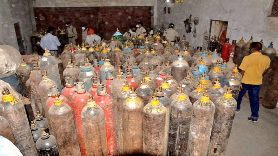 SATNA DM द्वारा छापे मार कार्यवाही में जब्त किये गए 571 नग ऑक्सीजन सिलेण्डर चिकित्सालयों को आवंटित